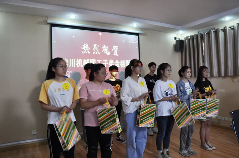 熱烈祝賀信川機械職工子弟金榜題名！